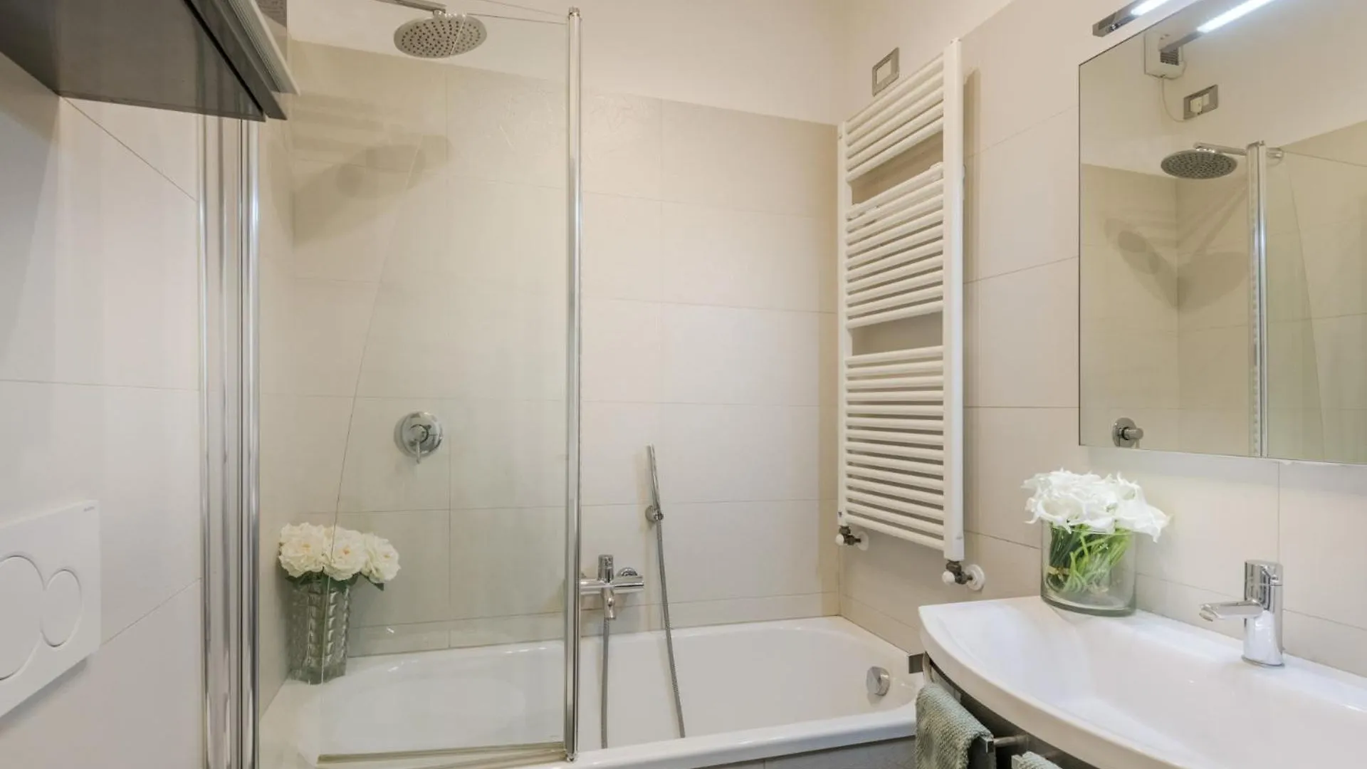 The Terrace Retreat, Elegant Modern Apartment With Terrace In Lucca 0*,