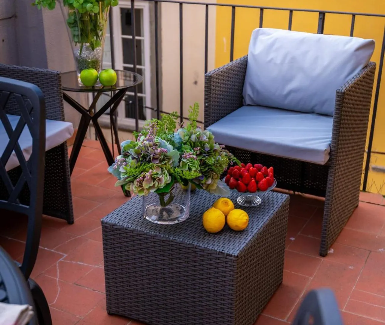 The Terrace Retreat, Elegant Modern Apartment With Terrace In Lucca Italy