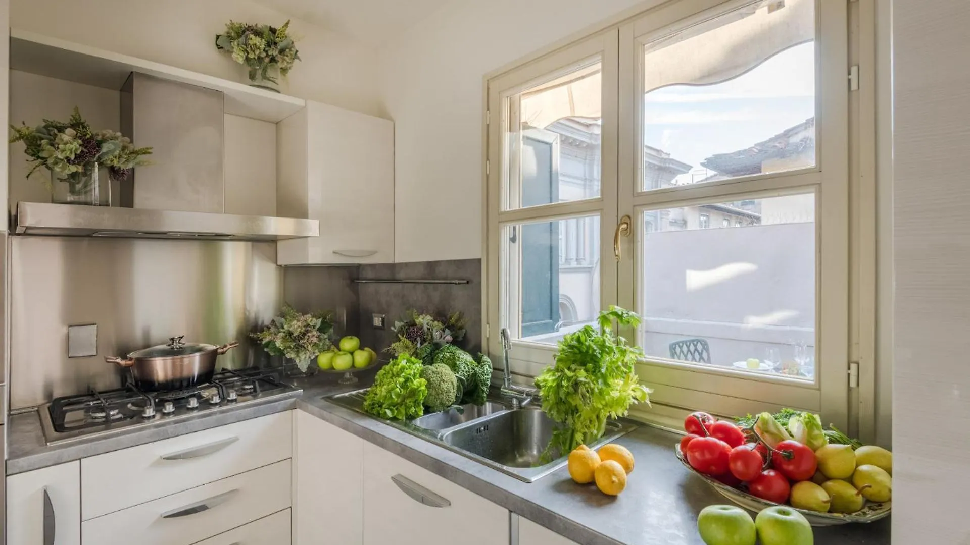 The Terrace Retreat, Elegant Modern Apartment With Terrace In Lucca