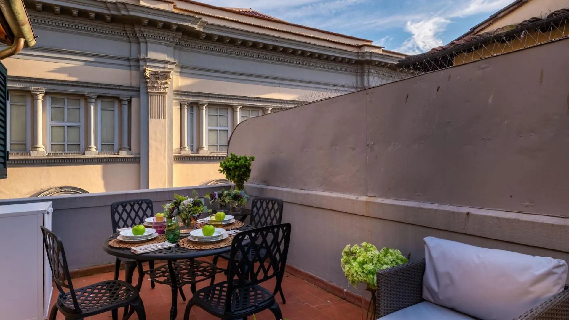 The Terrace Retreat, Elegant Modern Apartment With Terrace In Lucca