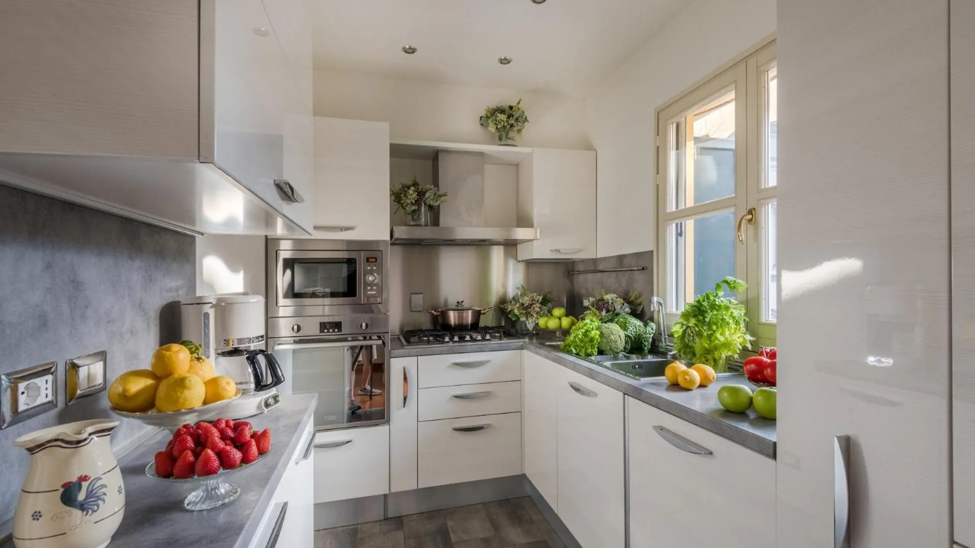 The Terrace Retreat, Elegant Modern Apartment With Terrace In Lucca 0*,  Italy