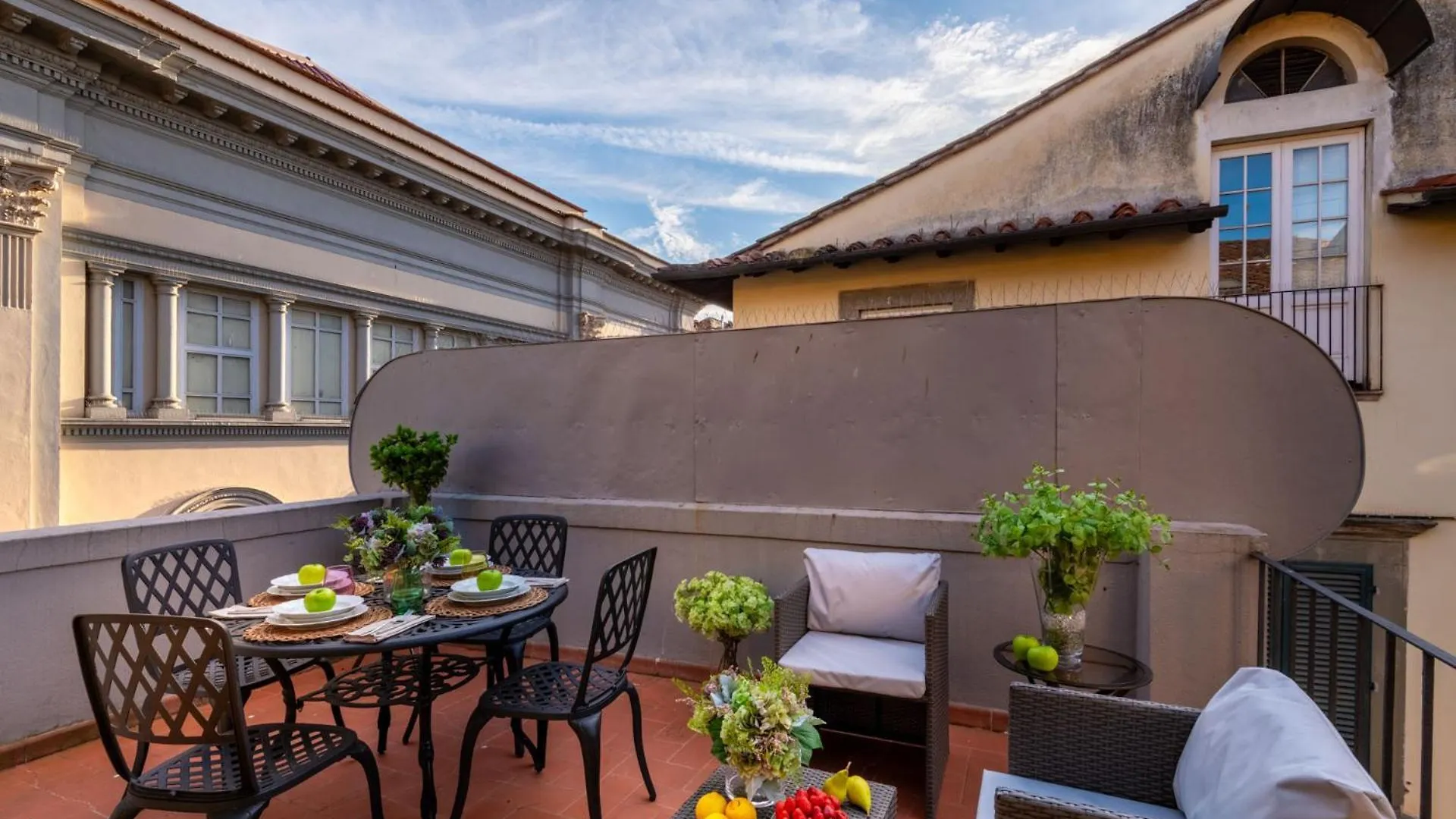 The Terrace Retreat, Elegant Modern Apartment With Terrace In Lucca
